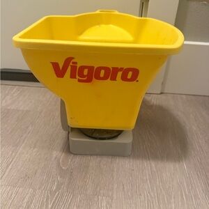 Seed grass fertilizer spreader